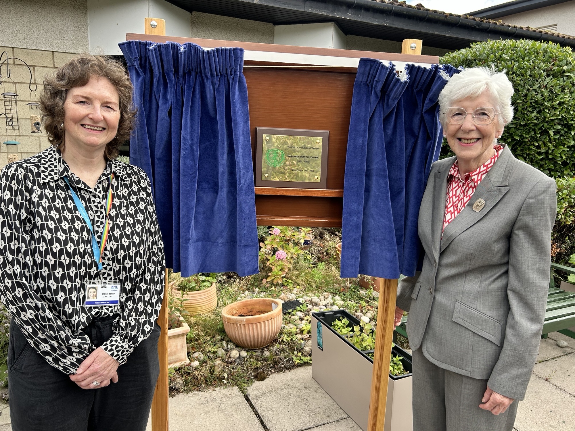Jackie Berry from NHS Grampian and Dr Catherine Paterson MBE unveiling the new plaque at RCH